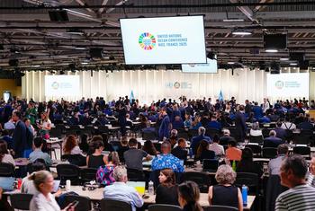 O salão da plenária da terceira Conferência dos Oceanos da ONU em Nice