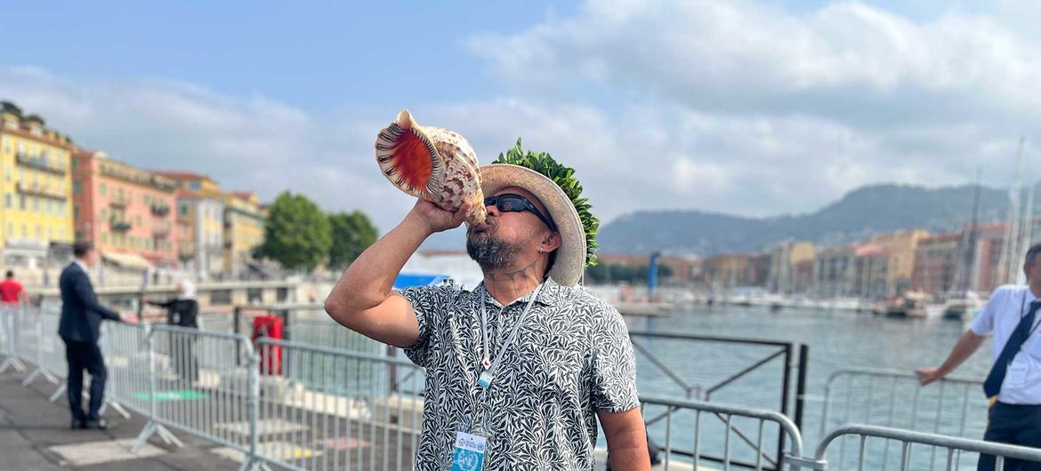 Ludovic Burns Tuki marked the start of the summit by blowing a pu, a traditional conch shell Ludovic Burns Tuki marked the start of the summit by blowing a pu, a traditional conch shell