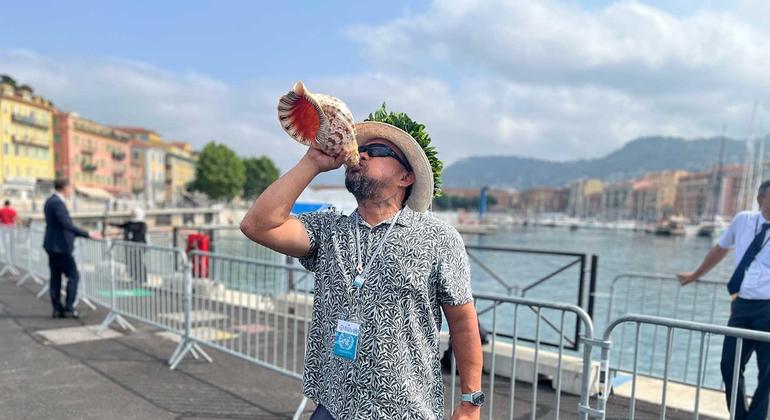 Ludovic Burns Tuki marcó el inicio de la cumbre soplando un pu, una caracola tradicional. Ludovic Burns Tuki marcó el inicio de la cumbre soplando un pu, una caracola tradicional.