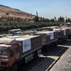 قافلة من شاحنات الأمم المتحدة تحمل مساعدات غذائية لشعب شرق حلب عند الحدود التركية.