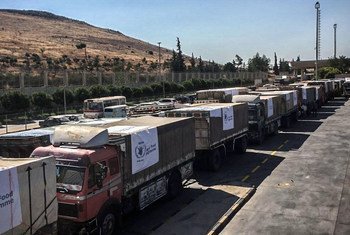 شاحنات محملة بالمساعدات الغذائية تعبر الحدود التركية إلى سوريا (من الأرشيف)