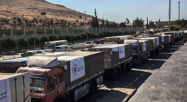 तुर्कीये की सीमा को पार करके, सीरिया में खाद्य सहायता पहुँचाते ट्रकों का काफ़िला.