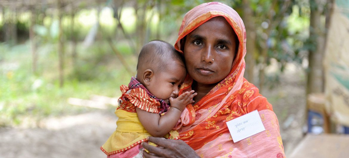 पूर्वोत्तर बांग्लादेश में, कुलौरा उपज़िला के मोबारकपुर सामुदायिक क्लिनिक में, एक माँ और बच्चे इलाज के लिये आए हैं.