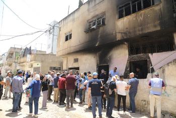 انرا کے اہلکار فلسطینی مہاجرین کے جنین کیمپ پر اسرائیلی فوج کارروائی کے دوران ہونے والے نقصانات کا تخمینہ لگا رہے ہیں۔