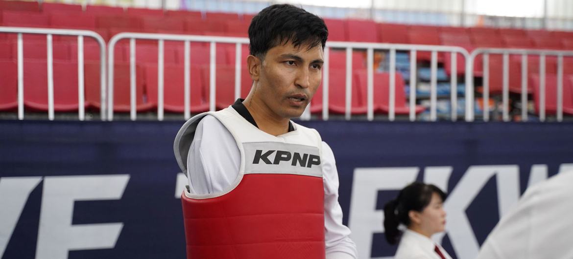 Hadi Hassanzada, mkimbizi wa Afghanistan anayeishi Austria, anashindana katika para taekwondo kwenye Michezo ya Olimpiki ya Watu wenye Ulemavu ya 2024 huko Paris.
