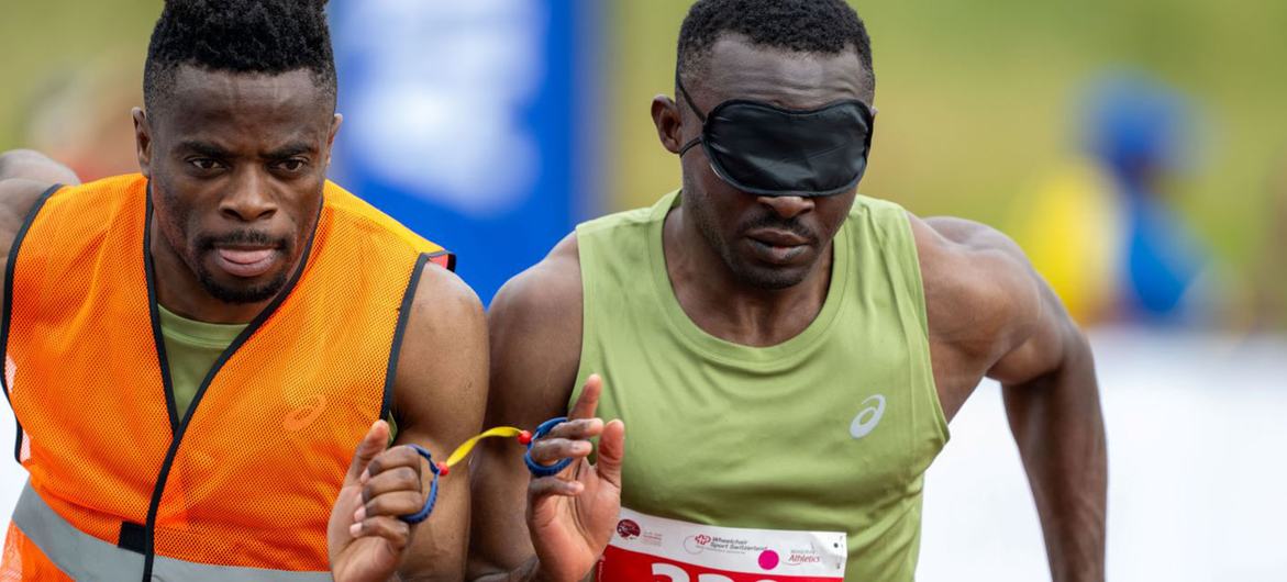 Guillaume Junior Atangana, sprinteur malvoyant camerounais, et son guide Donard Ndim Nyamjua, vont participer aux Jeux Paralympiques de 2024 à Paris.