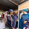 A vice-secretária-geral Amina J. Mohammed se reúne com jovens da indústria têxtil na Gâmbia durante sua visita à África.