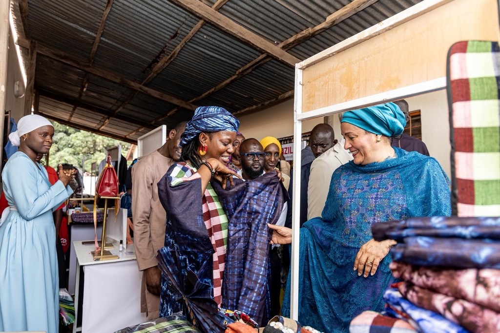 Naibu Katibu Mkuu Amina J Mohammed akikutana na vijana katika sekta ya nguo nchini Gambia wakati wa ziara yake barani Afrika, akitoa wito wa kuendelezwa kwa ajenda ya malengo ya maendeleo endelevu.