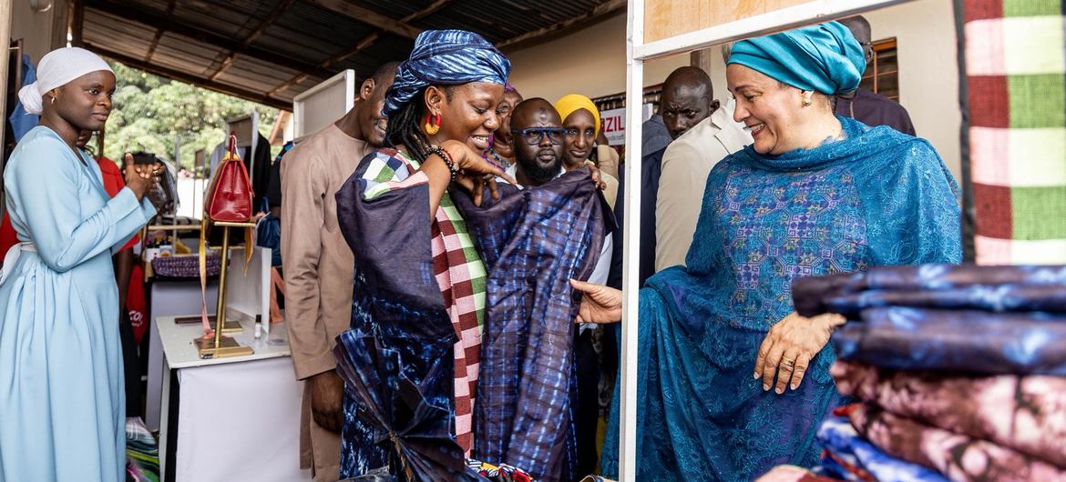A vice-secretária-geral Amina J. Mohammed se reúne com jovens da indústria têxtil na Gâmbia durante sua visita à África.