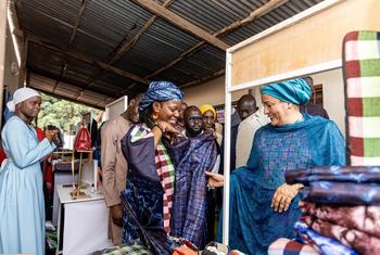 Naibu Katibu Mkuu Amina J Mohammed akikutana na vijana katika sekta ya nguo nchini Gambia wakati wa ziara yake barani Afrika hivi karibuni.