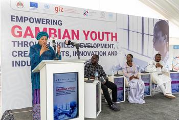 Naibu Katibu Mkuu wa Umoja wa Mataifa Amina J. Mohammed akihutubia nchini Gambia wakati akiwa katika ziarani barani Afrika akipigia chepua usongeshaji ya ajenda ya malengo ya maendeleo endelevu. 