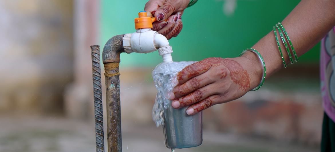 आज उत्तराखंड के 22 अर्ध-शहरी क्षेत्रों में लगभग 5,44,000 लोग — यानी 95 प्रतिशत घर — हर दिन 16 से 24 घंटे तक स्वच्छ पाइप से जल प्राप्त कर रहे हैं. अब महिलाएँ बाहर काम पर जा सकती हैं, और बच्चे समय पर स्कूल पहुँच पाते हैं.