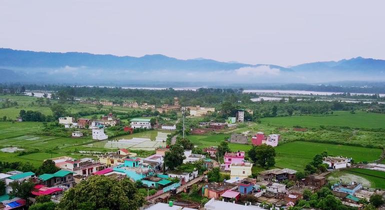 एक समय था जब उत्तराखंड के नगरों की बाहरी बस्तियों में रहने वाले परिवारों को पानी जुटाने के लिए संघर्ष करना पड़ता था. तब केवल 45% घरों में ही पाइप से जल कनेक्शन था. एक समय था जब उत्तराखंड के नगरों की बाहरी बस्तियों में रहने वाले परिवारों को पानी जुटाने के लिए संघर्ष करना पड़ता था. तब केवल 45% घरों में ही पाइप से जल कनेक्शन था.