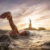 Lewis Pugh, défenseur des océans du PNUE, nage devant la Statue de la Liberté dans le port de New York (photo d'archives).