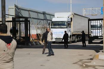 Des camions transportant des fournitures humanitaires essentielles de Türkiye par le poste frontière de Bab al-Salam, vers le nord-ouest de la Syrie.