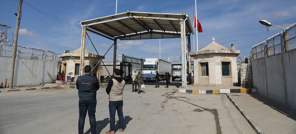 Des camions transportant des fournitures humanitaires essentielles de Türkiye par le poste frontière de Bab al-Salam, vers le nord-ouest de la Syrie.