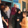 La Directrice des affaires de l'UNRWA au Liban, Dorothee Klaus, rencontre des réfugiés palestiniens dans le camp d'Ein El Hilweh après les hostilités de la semaine dernière.