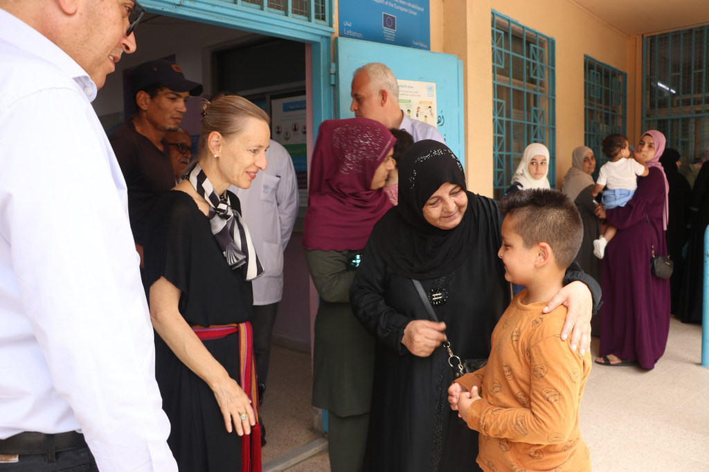 近东救济工程处黎巴嫩事务主任克劳斯走访艾因·哈勒瓦难民营。