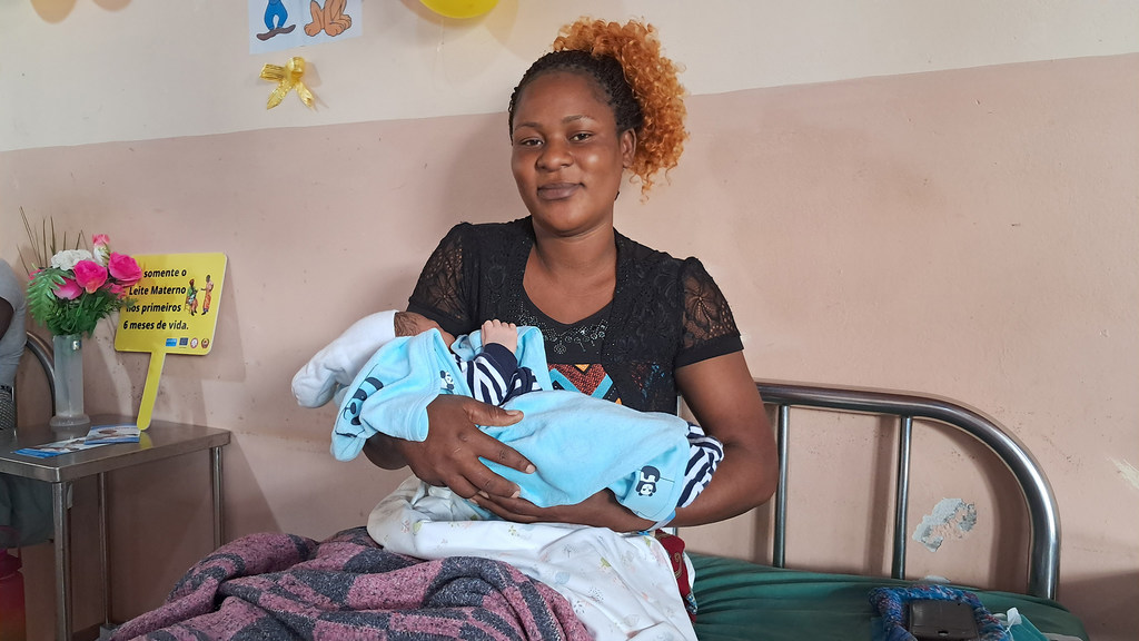 Rabeca Salvador alikuwa mmoja wa wanufaika wa mradi wa layette. Alieleza UN News umuhimu wa kunyonyesha watoto.