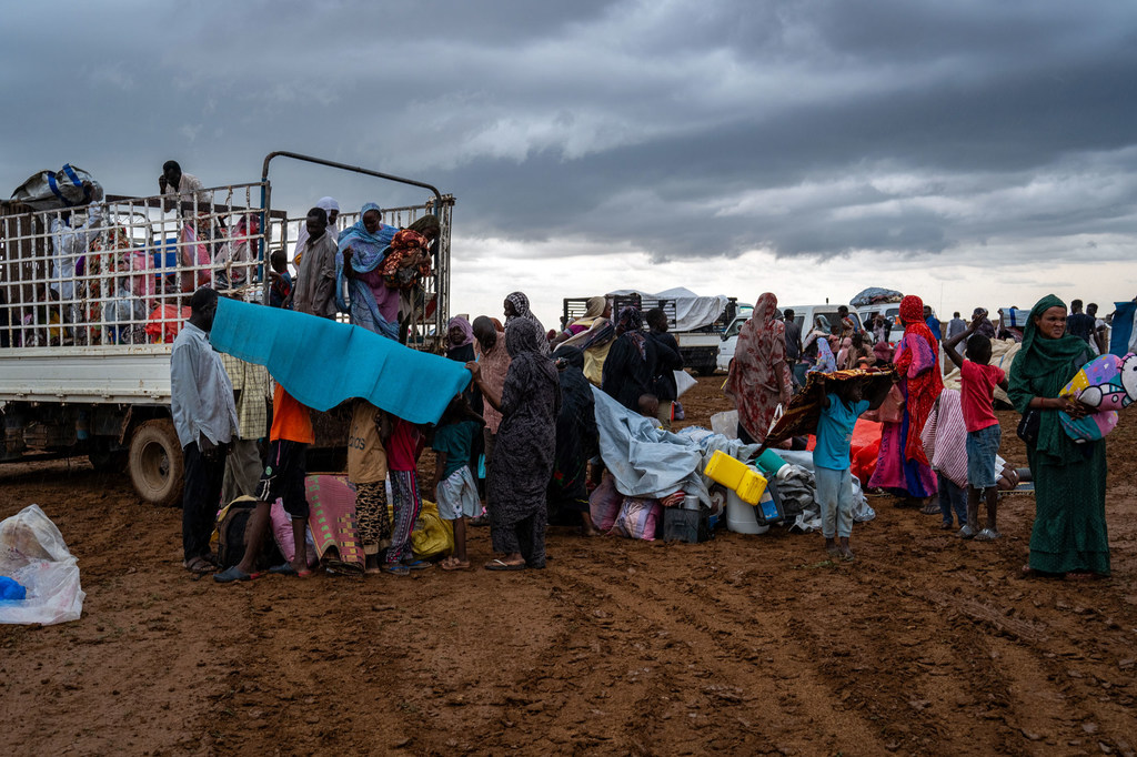 Des personnes déplacées arrivent sur un site à Kassala, au Soudan.