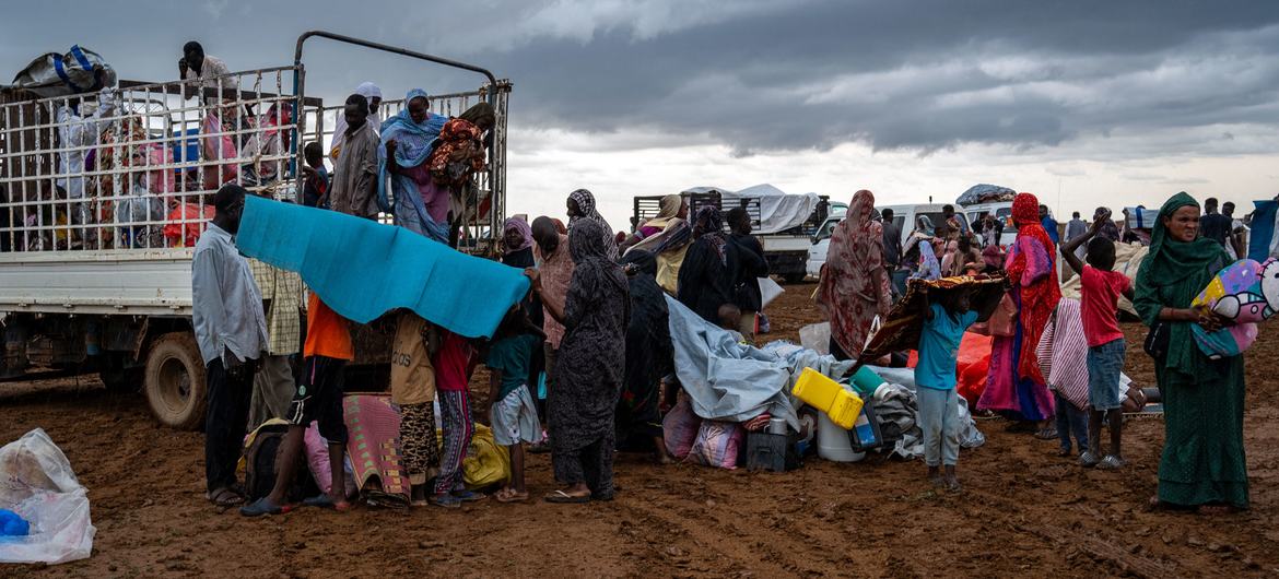 Pessoas deslocadas chegam a um abrigo em Kassala, no Sudão.