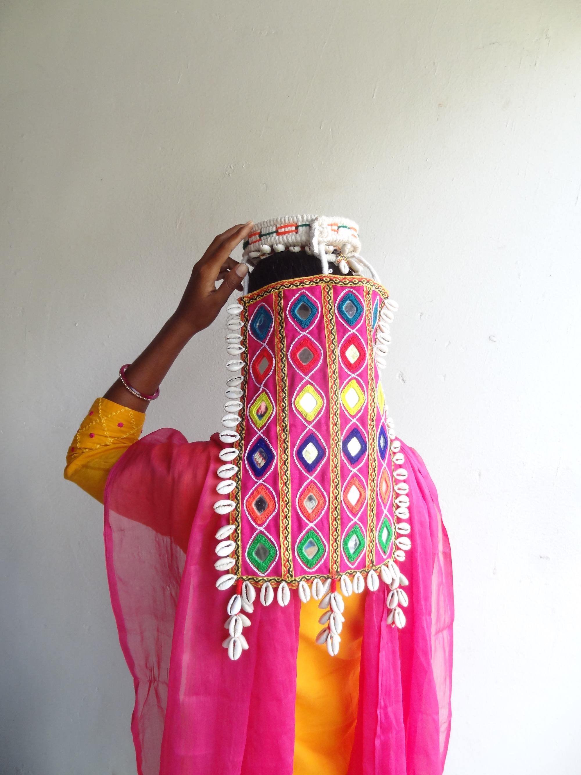 विविध कढ़ाई को मिलाकर तैयार किया एक डिज़ाइन.