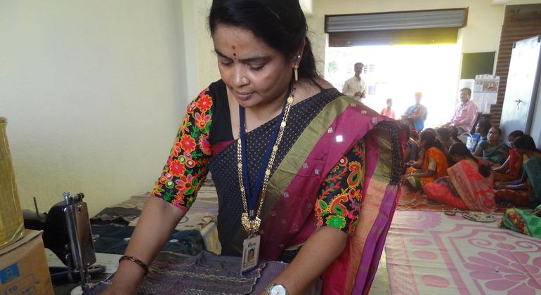 कढ़ाई से उत्कृष्ट डिज़ाइन तैयार करती समूह की एक महिला. 