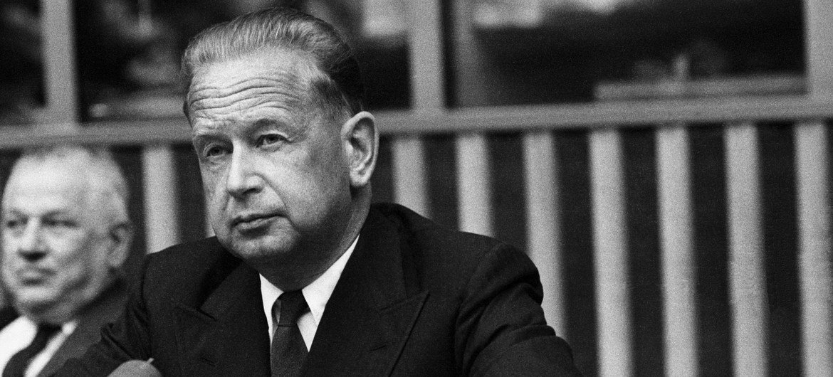 O secretário-geral da ONU, Dag Hammarskjöld, em uma entrevista coletiva na sede da ONU em 24 de março de 1960.