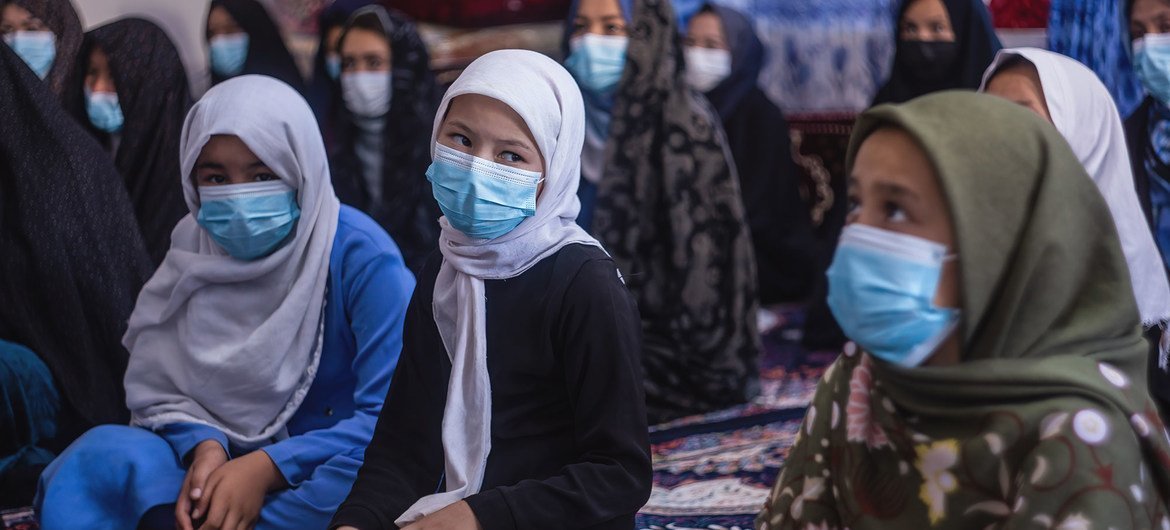 افغان خواتین اور لڑکیاں کووڈ۔19 کے بارے میں إگاہی لیتے ہوئے۔