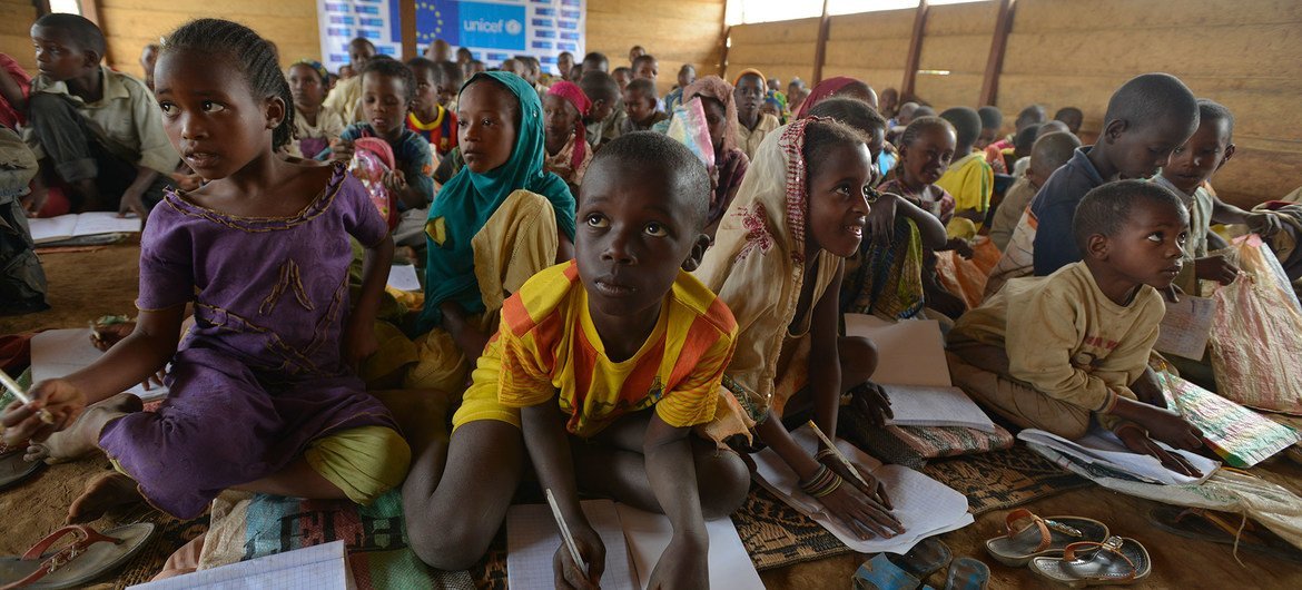 Des enfants de la République centrafricaine sont en classe dans un espace protégé d'un camp de réfugiés au Cameroun.