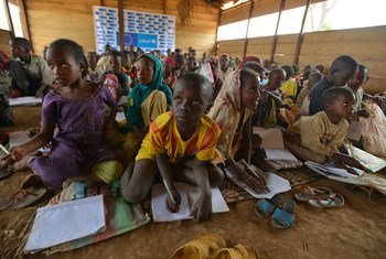 Des enfants de la République centrafricaine sont en classe dans un espace protégé d'un camp de réfugiés au Cameroun.
