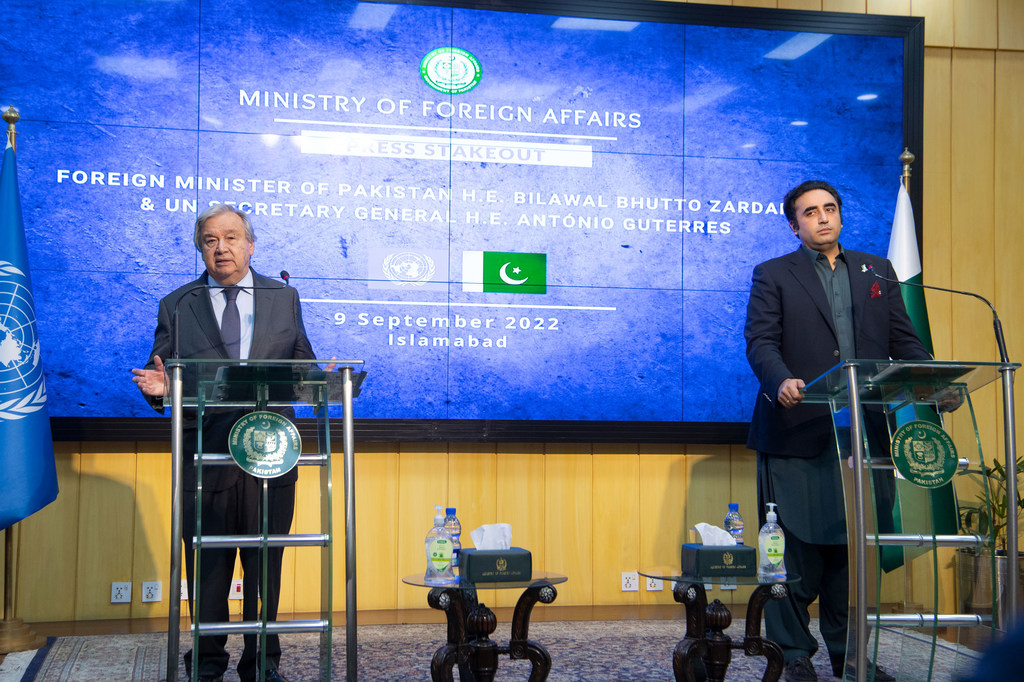 سیکرٹری جنرل انتونیو گوتیرش اور پاکستان کے وزیر خارجہ بلاول بھٹو زرداری مشترکہ پریس کانفرنس سے خطاب کر رہے ہیں