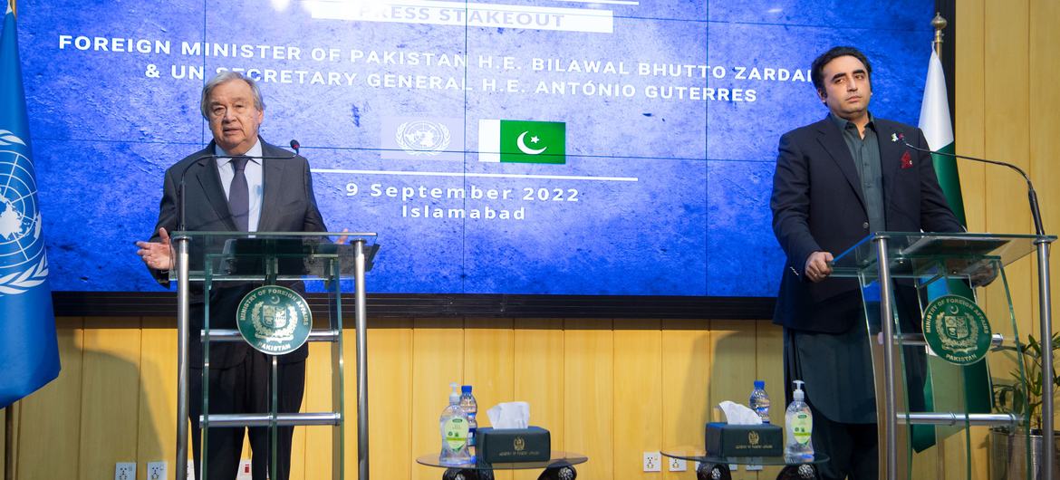 سیکرٹری جنرل انتونیو گوتیرش اور پاکستان کے وزیر خارجہ بلاول بھٹو زرداری مشترکہ پریس کانفرنس سے خطاب کر رہے ہیں