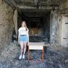 15-летняя Арина на фоне развалин своей школы в Ирпене, Украина. 