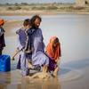 Une famille touchée par les inondations au Baloutchistan, au Pakistan, 