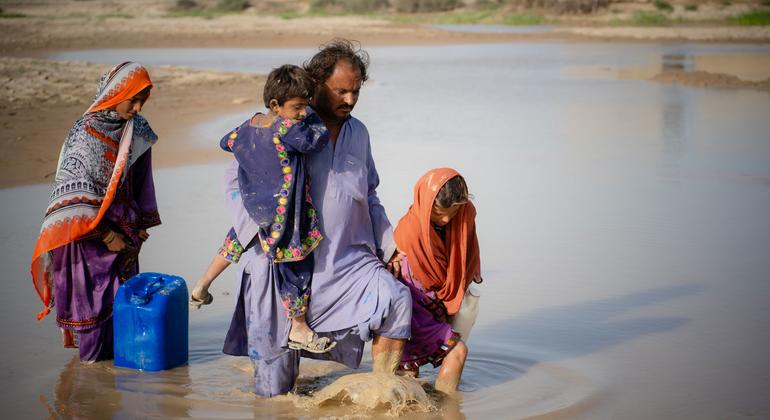 برنامج الأغذية العالمي ينخرط مع الأسر المتضررة من الفيضانات في بلوشستان، باكستان، لتقييم احتياجاتها قبل حملة توزيع الغذاء.