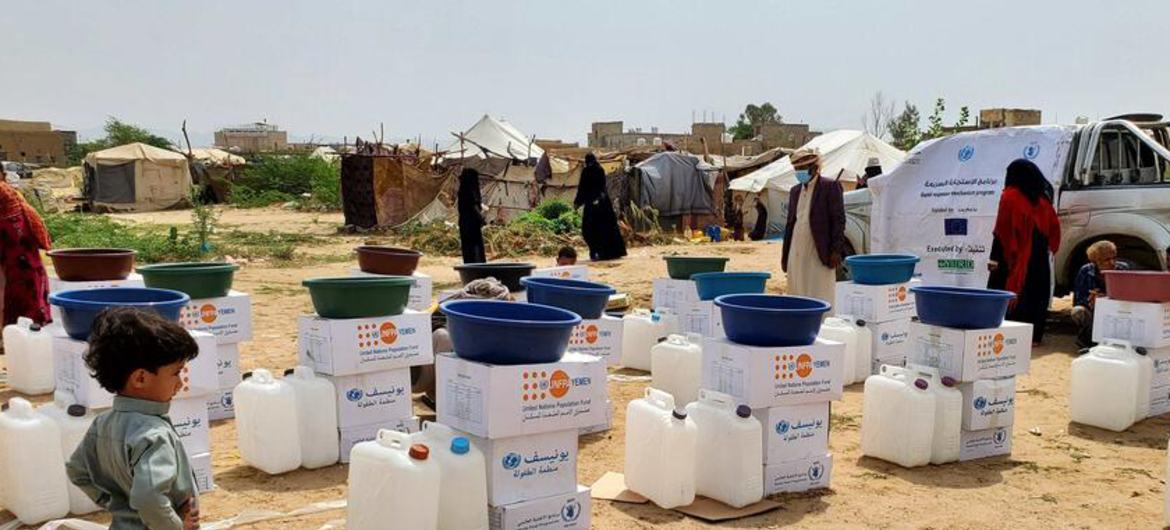 توزيع مجموعات تحتوي على مواد أساسية للصحة والنظافة وملابس ووجبات جاهزة للأكل لدعم جهود الإغاثة الطارئة من الفيضانات في الجوف، اليمن.