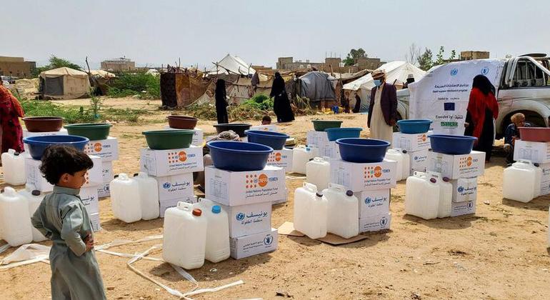 توزيع مجموعات تحتوي على مواد أساسية للصحة والنظافة وملابس ووجبات جاهزة للأكل لدعم جهود الإغاثة الطارئة من الفيضانات في الجوف، اليمن.