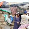 من الأرشيف: سيدة نازحة بسبب السيول المفاجئة في آب/أغسطس تتحدث إلى موظفي صندوق الأمم المتحدة للسكان خارج المأوى المؤقت الذي تقيم فيه في مأرب، اليمن.