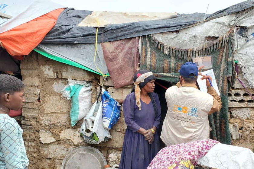 امرأة نازحة تتحدث إلى موظفي UNFPA خارج مأواها المؤقت في مأرب، اليمن.