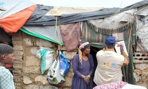 Una mujer desplazada por las inundaciones de agosto habla con el personal del UNFPA fuera de su refugio temporal en Marib, Yemen.