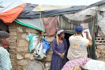 من الأرشيف: سيدة نازحة بسبب السيول المفاجئة في آب/أغسطس تتحدث إلى موظفي صندوق الأمم المتحدة للسكان خارج المأوى المؤقت الذي تقيم فيه في مأرب، اليمن.