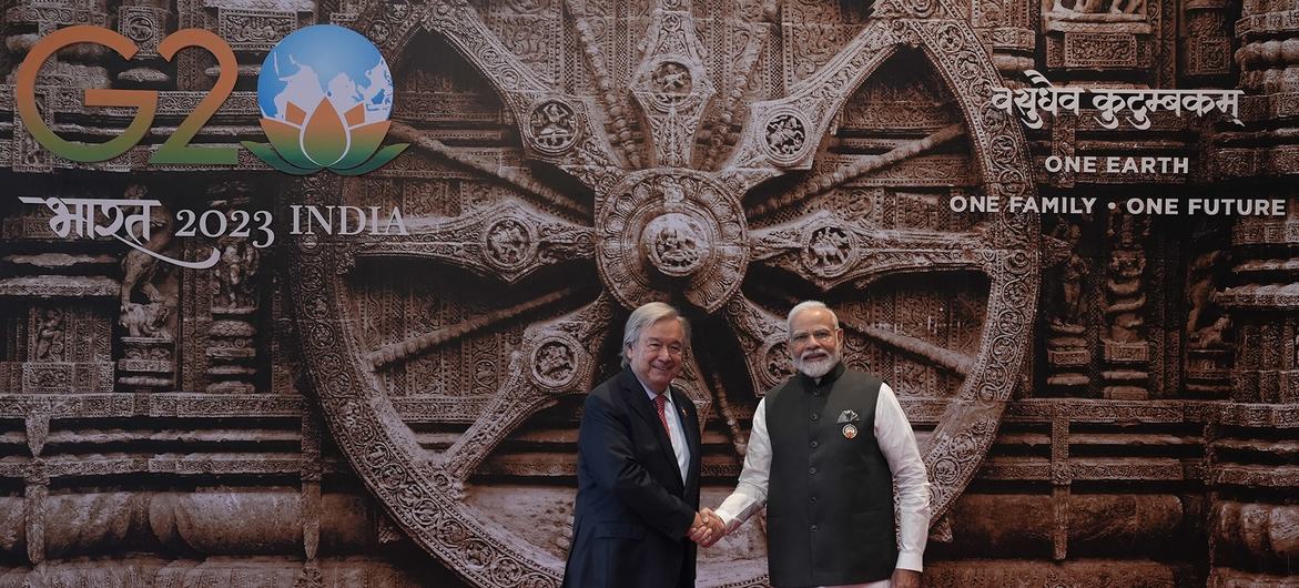 Le Secrétaire général de l'ONU, António Guterres (à gauche), est accueilli par le Premier ministre indien, Narendra Modi, lors du sommet du G20 à New Delhi.