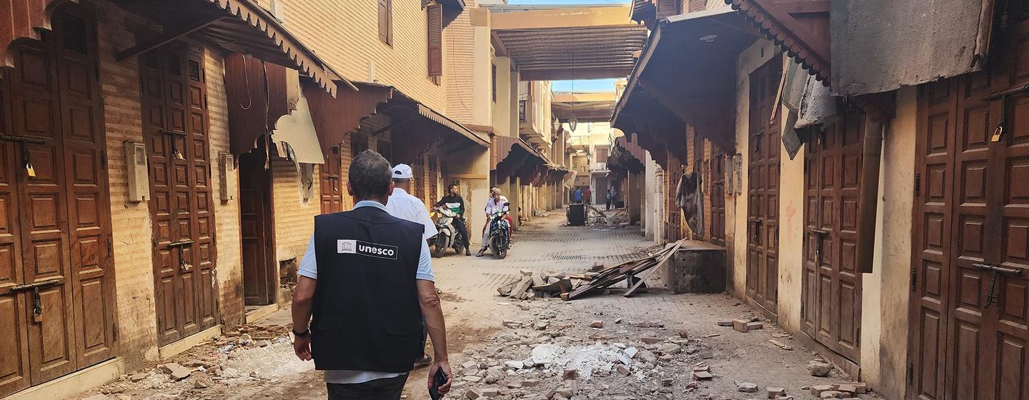 اليونسكو تتفقد الأضرار التي لحقت بالمناطق الثقافية والأثرية في المدينة العتيقة بمراكش، المغرب، بعد الزلزال المدمر الذي ضرب البلاد يوم 8 أيلول/سبتمبر 2023.