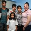 Maryuris Rojas y su familia posan para una foto en Ecuador.