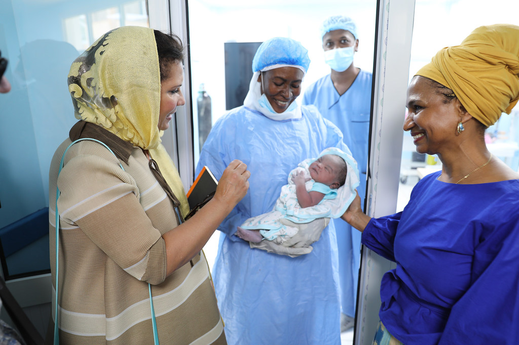 Laila Baker, Directrice régionale de l'UNFPA pour les Etats arabes (à gauche) rencontre une sage-femme tenant un nouveau-né à la maternité de Port Soudan.