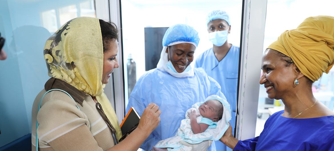 Laila Baker, UNFPA Regional Director for Arab States (left) meets a midwife holding a newborn baby at the Maternity Hospital in Port Sudan.