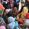 تجلس ليلى بيكر، المديرة الإقليمية UNFPA للسكان في الدول العربية، بين مجموعة من النساء النازحات في مكان آمن في بورتسودان.