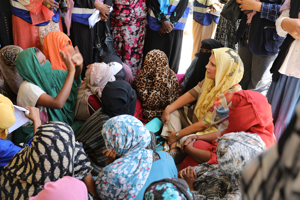 Leila Baker, Directrice régionale de l'UNFPA pour les États arabes, au milieu d'un groupe de femmes déplacées dans un espace sûr à Port-Soudan.