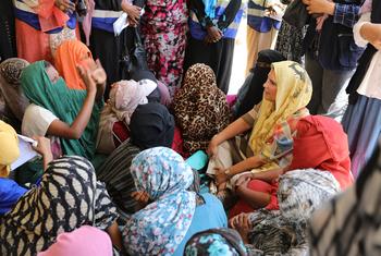 تجلس ليلى بيكر، المديرة الإقليمية UNFPA للسكان في الدول العربية، بين مجموعة من النساء النازحات في مكان آمن في بورتسودان.